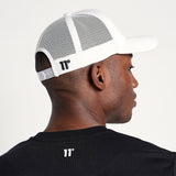 Gorra con Visera Trucker y Logo - Blanco