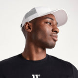 Gorra con Visera Trucker y Logo - Blanco
