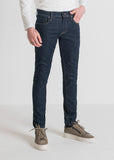 VAQUEROS TAPERED FIT «OZZY» DE TEJIDO ELÁSTICO CON LAVADO OSCURO