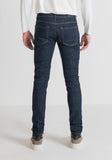VAQUEROS TAPERED FIT «OZZY» DE TEJIDO ELÁSTICO CON LAVADO OSCURO