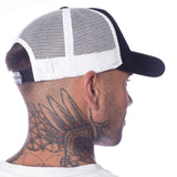 Gorra con Visera Trucker y Logo - Blanco / Negro