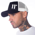 Gorra con Visera Trucker y Logo - Blanco / Negro