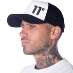 Gorra con Visera Trucker y Logo - Negro / Blanco