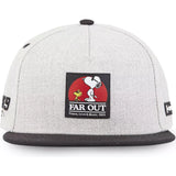 Gorra plana gris y negra snapback Snoopy Far Out NAW3 Peanuts de Capslab