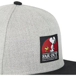 Gorra plana gris y negra snapback Snoopy Far Out NAW3 Peanuts de Capslab